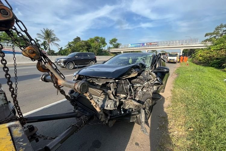 Tragedi Kecelakaan Mematikan: Kisah Terbakarnya Mobil di Tol Cikampek