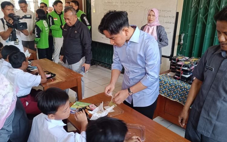 Gibran Tegaskan Anggaran Makan Bergizi Gratis Tak Turun, Uji Coba Program Makan Bergizi Gratis Akan Dilanjutkan hingga Oktober 2024